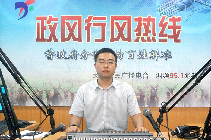 8月1日，区粮食购销总公司副总经理单亦聪同志走进政风热线直播室，就 “严守政策底线 保障粮食安全”等方面的问题或话题与网友交流沟通、解答释疑。
