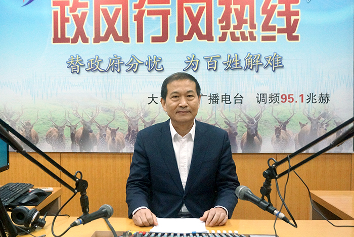 1月16日，区人力资源和社会保障局党委书记、局长王亚东同志走进政风热线直播室，就“践行‘两海两绿’，助力乡村振兴，推进人社事业高质量发展”等方面的问题或话题与网友交流沟通、解答释疑。