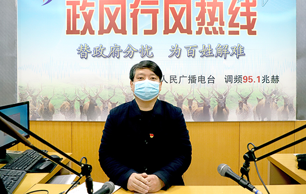 2月20日，区教育局副局长何钢同志走进政风热线直播室，就“紧扣教育质量核心  奋力建设教育强区”等方面的问题或话题与网友交流沟通、解答释疑。
