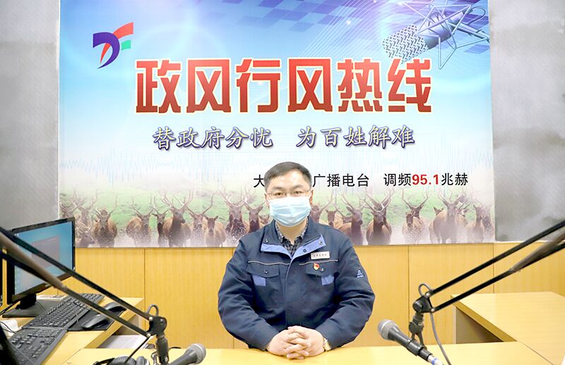2月27日，盐城市大丰区自来水公司副总经理彭祥同志走进政风热线直播室，就“勇于担当供好水，水润万家战疫情”等方面的问题或话题与网友交流沟通、解答释疑。
