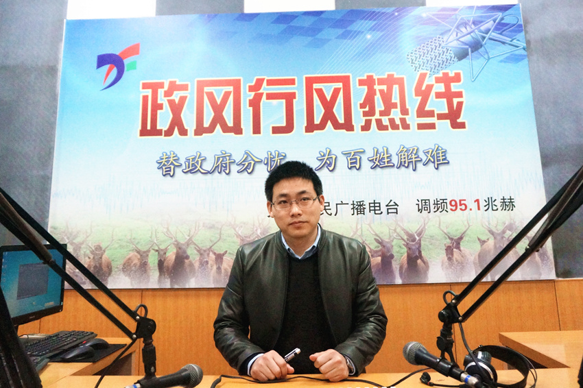 4月9日，中国邮政集团有限公司盐城市大丰区分公司副总经理滕建祥同志走进政风热线直播室，就“邮政普遍服务及助力复工复产”等方面的问题或话题与网友交流沟通、解答释疑。