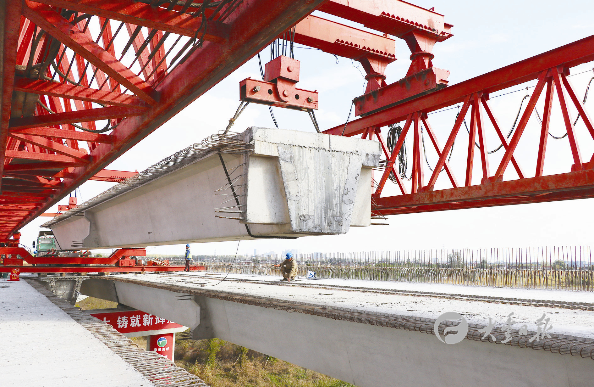 格尔木万丈盐桥，却是一条神奇的高速路，悬浮在中国最大盐湖上！ - 知乎