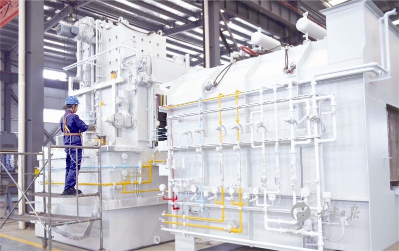 盐城市大丰区人民政府 图片资讯 装配车间内员工在组装箱式多用炉